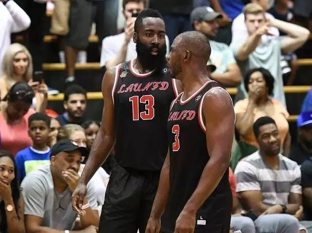  保罗双打搭档默契配合勇夺冠军