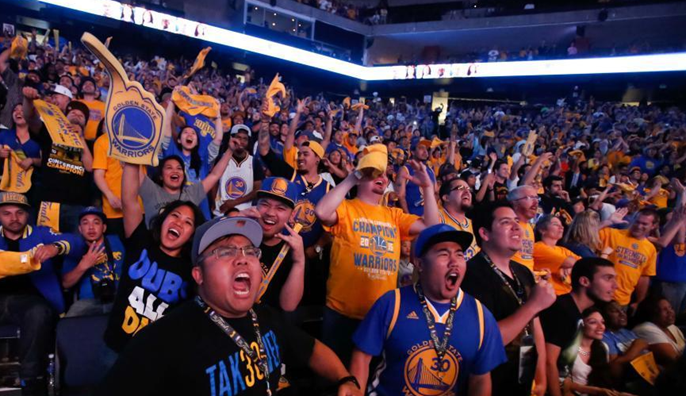  赛前训练开放日，球迷零距离接触球星