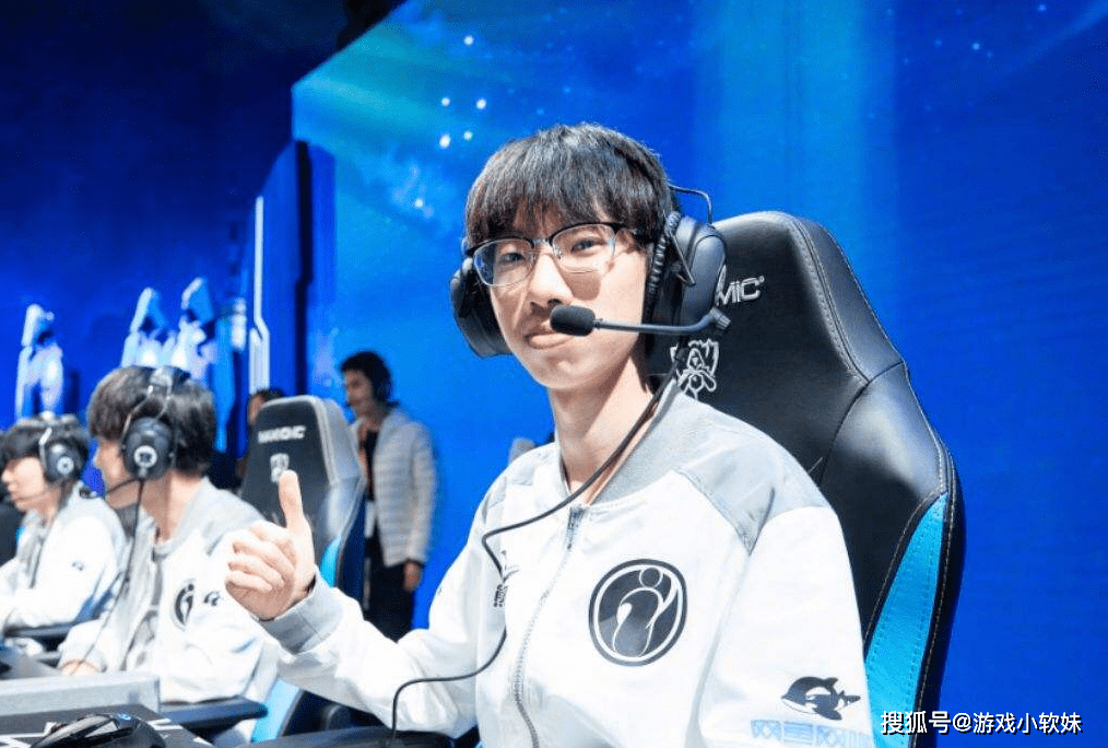  电竞选手刻苦训练磨砺精湛技艺