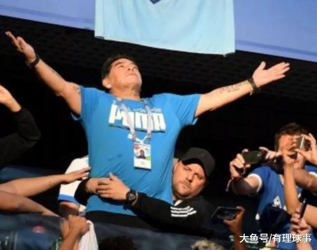  足坛名宿观战，现场指导激励士气