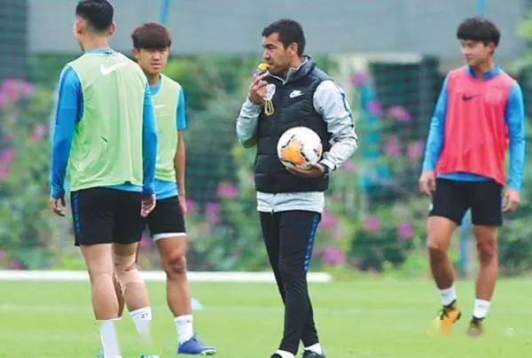  足坛名帅执教新政，战术革新引领潮流  