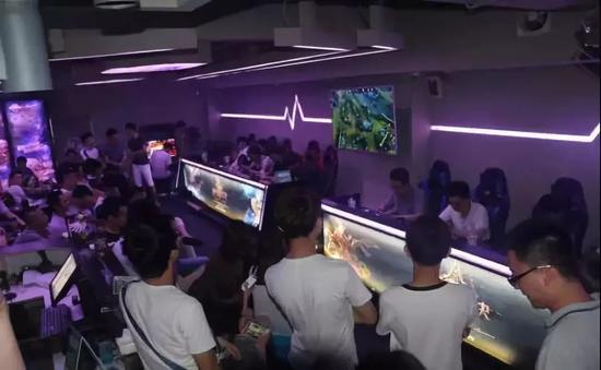  电竞主播人气爆棚带动粉丝经济