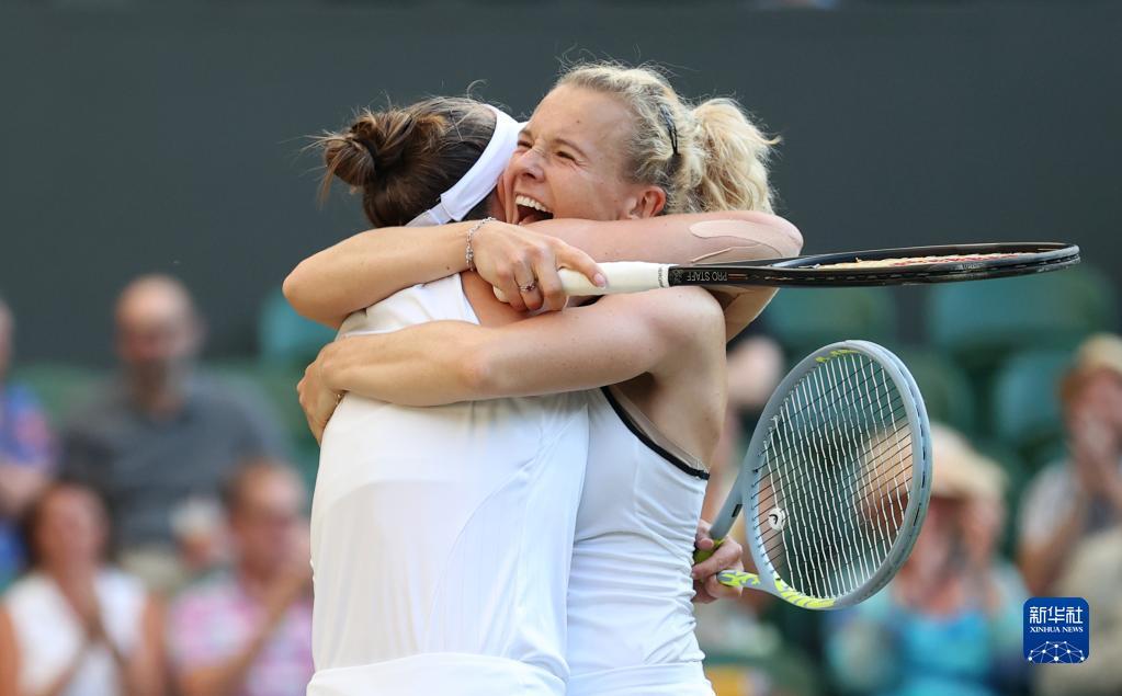  克雷吉茨科娃双打配合精妙，澳网女双搭档捧杯