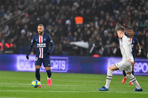  法甲豪门碰撞，巴黎圣日耳曼横扫马赛
