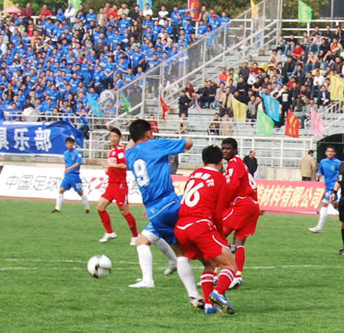  升班马展锋芒，主场力克传统豪强